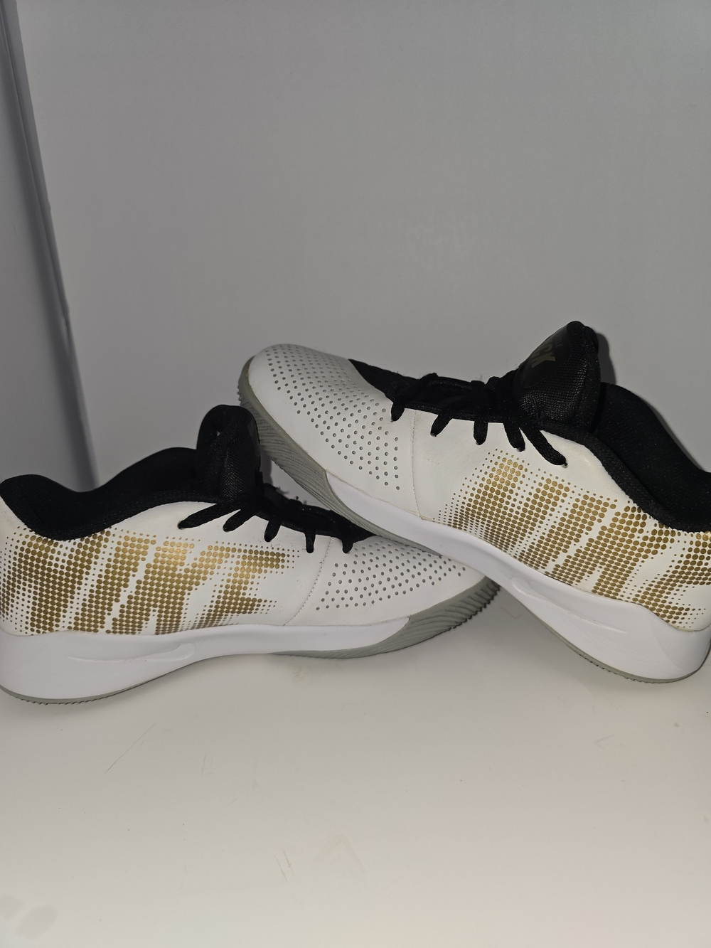 Help Homeless Cats! Nike Team Hustle Quick 2 Black Gold Shoes 6.5Y Fits Womens 8
